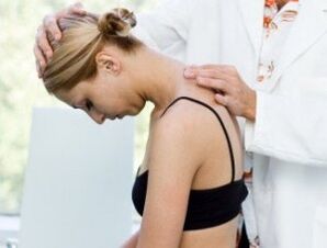 The doctor examines the neck for osteochondrosis